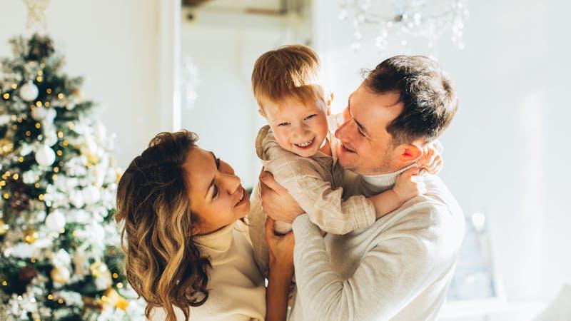 Famille réunie devant un sapin de Noël