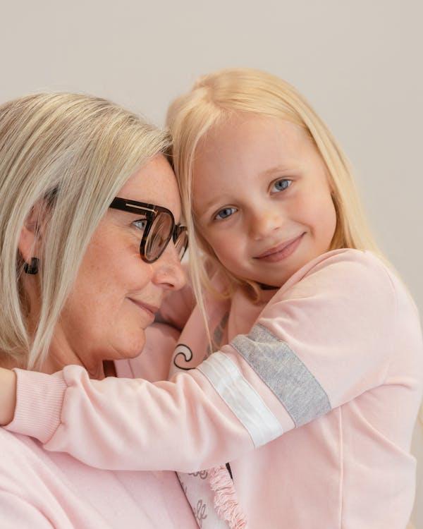 Grand-mère et sa petite-fille enlacées